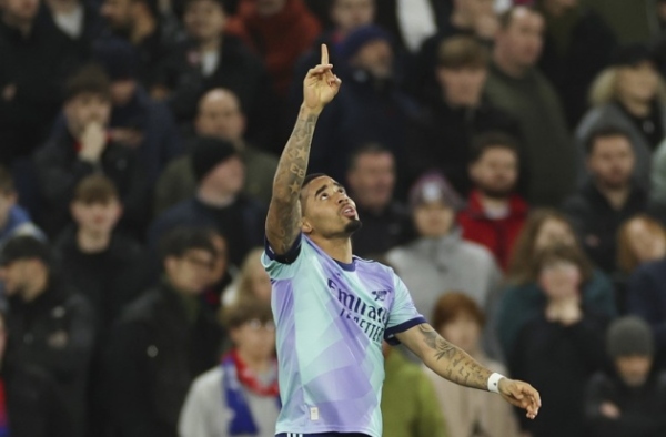 Jesus gieo ác mộng cho Palace; Arsenal phả hơi nóng vào Liverpool và Chelsea