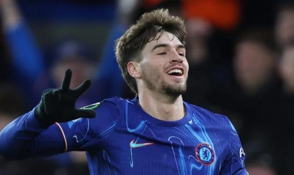 Joe Cole ngả mũ với Marc Guiu sau cú hat-trick cho Chelsea