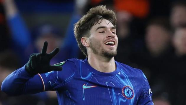 Joe Cole ngả mũ với Marc Guiu sau cú hat-trick cho Chelsea