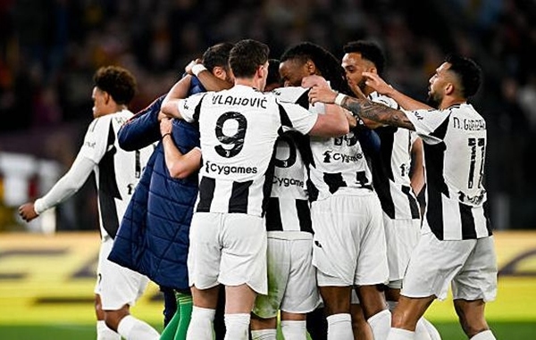 Juventus chặn chuỗi giáo viên và học sinh chiến thắng của Ranieri