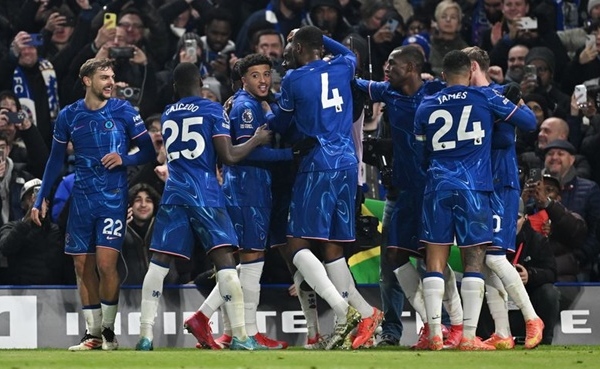 Khủng hoảng tiền vệ: Chelsea gặp khó tại Etihad