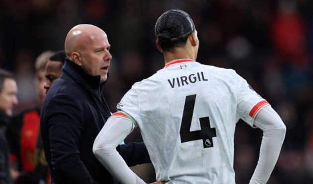 Khe khe Arne chiếu sáng tương lai của Liverpool Van Dijk