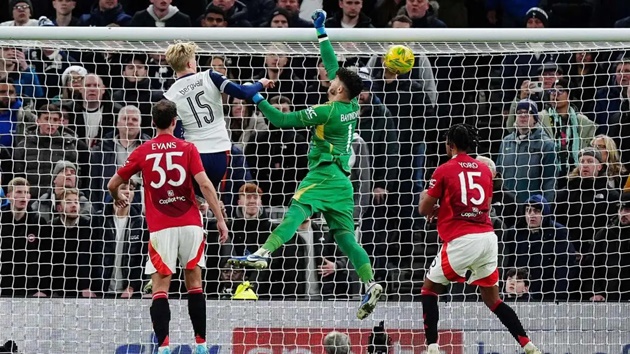 Khó đỡ với 4 sai lầm của thủ môn trong trận Tottenham - Man Utd