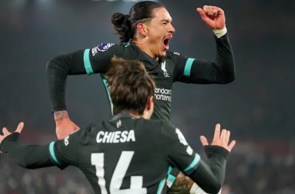 Khoảnh khắc cho thấy vóc dáng nhà vô địch của Liverpool