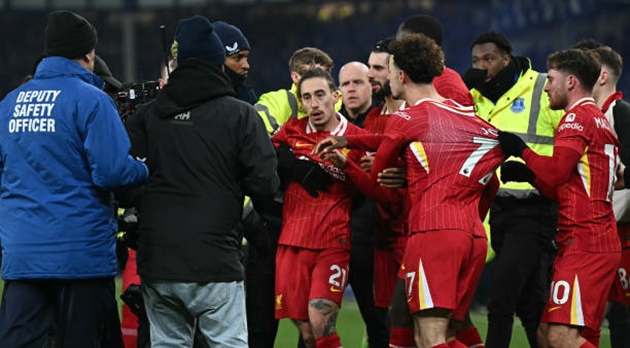 Khoảnh khắc hỗn loạn tại Goodison Park là hồi chuông cảnh tỉnh cho Liverpool