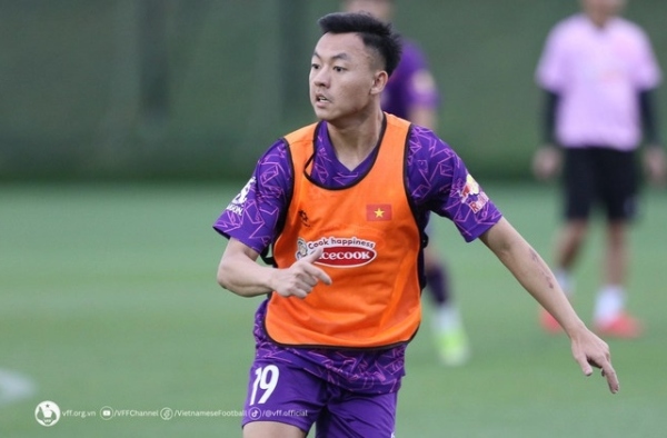 Không đá AFF Cup, tuyển thủ Việt Nam ra chợ trông hàng dưa cà