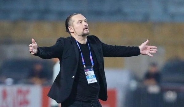 Kiềm chế trên sân cỏ: Chìa khóa để V-League chuyên nghiệp hơn