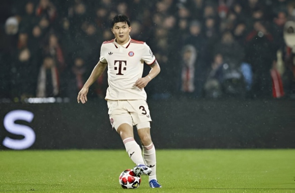 Kompany lên tiếng bênh vực tội đồ của Bayern