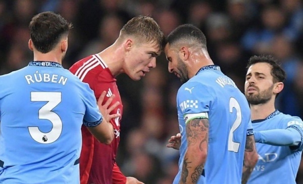 Kyle Walker ăn vạ, bị Hojlund châm biếm đầy hài hước