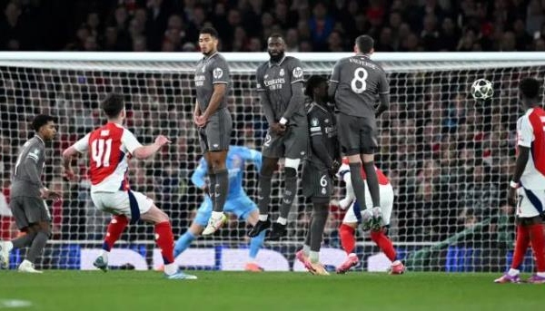 Kylian Mbappe hét lên khi Declan Rice thực hiện một cú đá phạt