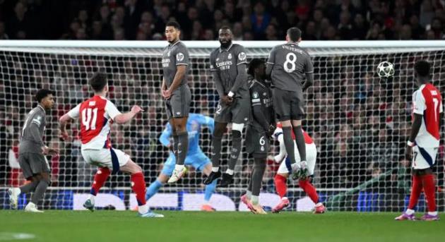 Kylian Mbappe hét lên khi Declan Rice thực hiện một cú đá phạt