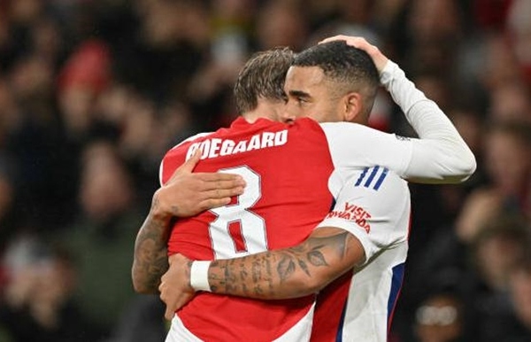 Lập hattrick, Gabriel Jesus tri ân 1 đồng đội Arsenal