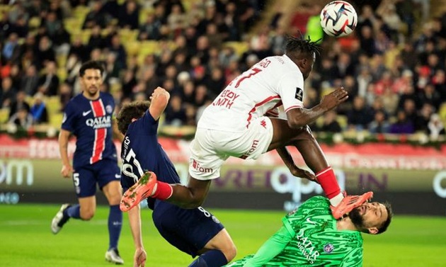 Lẽ ra cầu thủ Monaco đạp Donnarumma phải lãnh thẻ đỏ