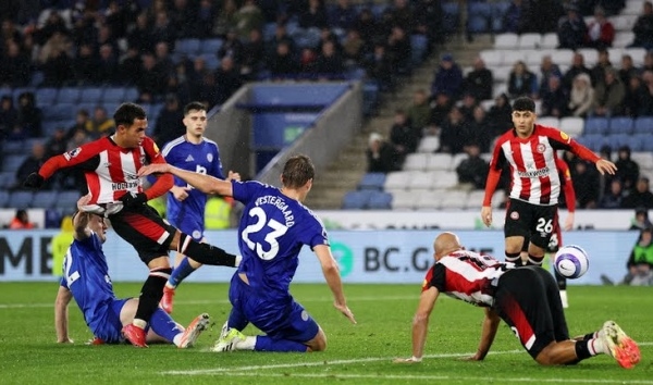 Leicester của Van Nistelrooy thua 0-4, xếp áp chót trên BXH Premier League