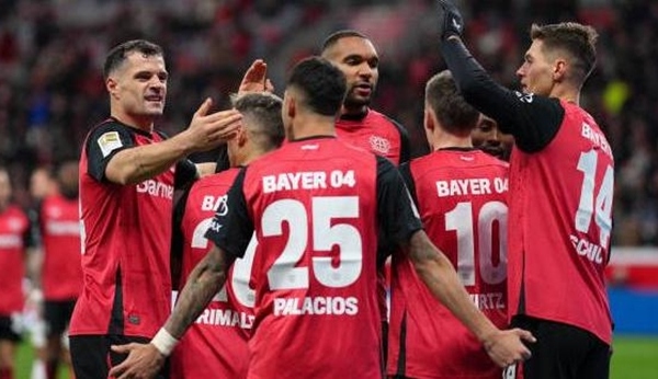 Leverkusen hủy diệt Freiburg bằng "cú poker" của Schick