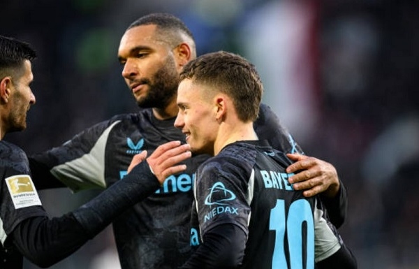 Leverkusen phủ đầu Augsburg quá tốt, phả hơi nóng vào Bayern