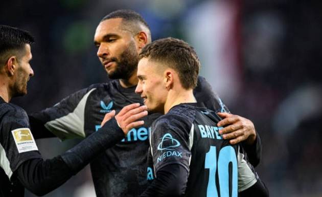 Leverkusen phủ đầu Augsburg quá tốt, phả hơi nóng vào Bayern