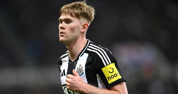 Lewis Hall ''hoảng sợ'' trước sao Man City