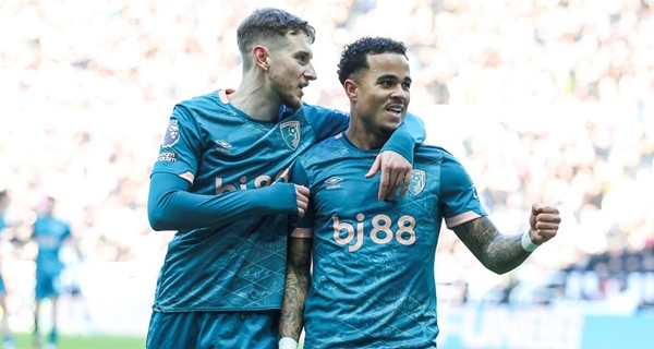 Lịch sử sang trang với cú hat-trick tại Premier League