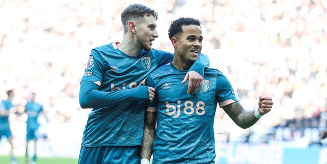 Lịch sử sang trang với cú hat-trick tại Premier League