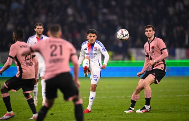 Ligue 1 khuấy lên: PSG và Lyon kiện nhau để giao dịch bất hợp pháp