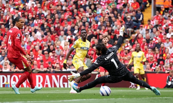 Liverpool 1-1 Crystal Palace: Salah giải nguy; Đại Bàng tiếc nuối