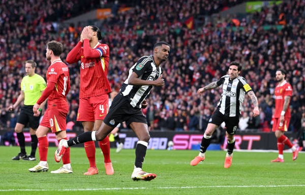 Liverpool 1-2 Newcastle: 7 thập kỷ chờ đợi và 1 tuần địa ngục