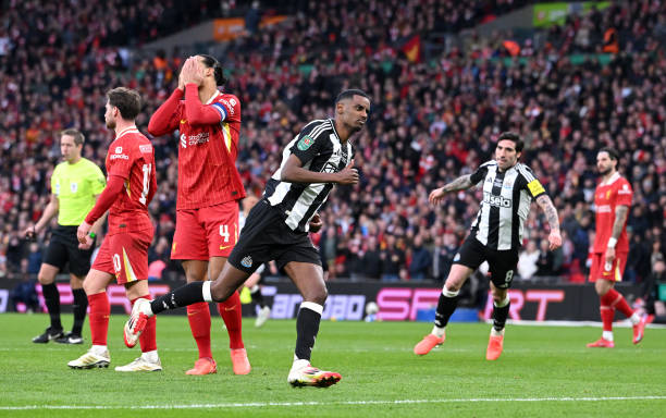Liverpool 1-2 Newcastle: 7 thập kỷ chờ đợi và 1 tuần địa ngục