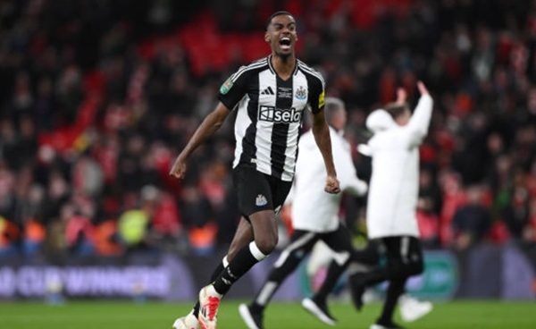 Liverpool 1-2 Newcastle: ngẫu hứng thông minh; 70 năm