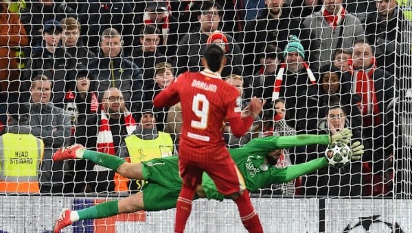 Liverpool bị loại đau đớn: Arne Slot đã sai ở đâu?