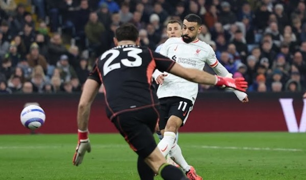 Liverpool chia điểm với Aston Villa, cơ hội lại mở ra với Pháo thủ