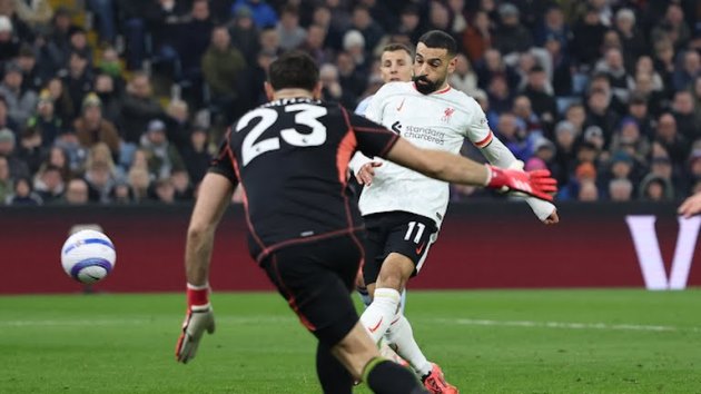 Liverpool chia điểm với Aston Villa, cơ hội lại mở ra với Pháo thủ