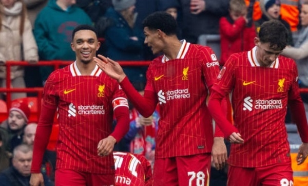 Liverpool dễ dàng bỏ túi chiến thắng 4 sao; Chiesa mở tài khoản