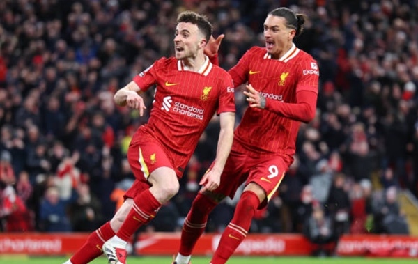 Liverpool hú vía với 10 người, nguy cơ bị Chelsea rút ngắn cách biệt