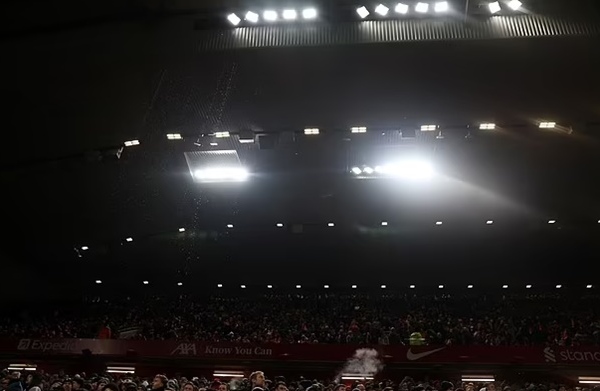 Liverpool hòa Man Utd, Anfield gây chú ý vì dột mái