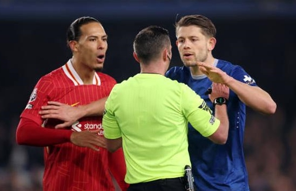 Liverpool mất điểm phút cuối, Van Dijk chỉ trích trọng tài
