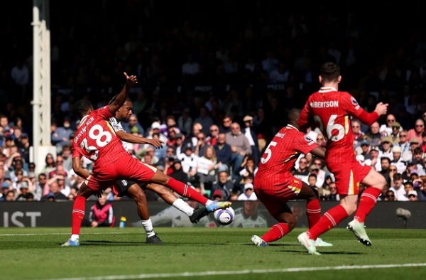 Liverpool mất nửa đầu và Roy Keane hét lên