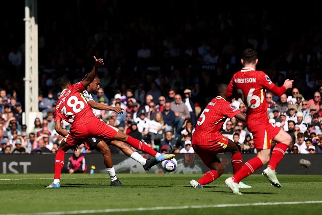 Liverpool mất nửa đầu và Roy Keane hét lên