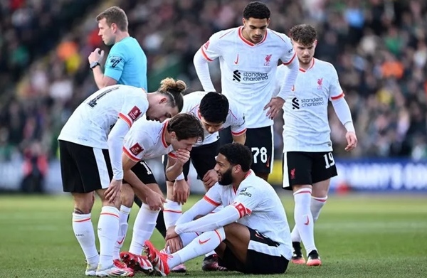 Liverpool nhận tin dữ: Gomez có thể nghỉ dài hạn, lỡ chung kết League Cup