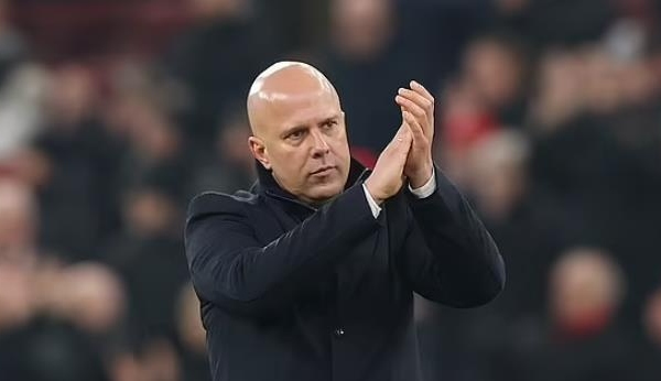 Liverpool thắng thiếu thuyết phục, Arne Slot bị cha của mình chê bai