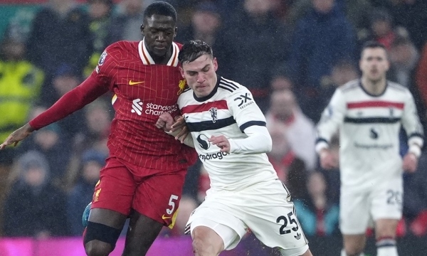 Liverpool thoát thua phút cuối, MU quật khởi giành 1 điểm tại Anfield