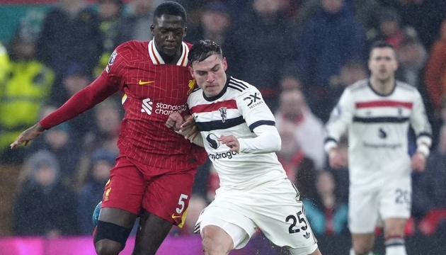 Liverpool thoát thua phút cuối, MU quật khởi giành 1 điểm tại Anfield