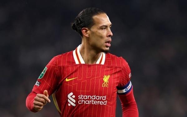 Liverpool trói chân Van Dijk trong nỗi lo về Salah và Alexander-Arnold