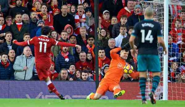 Liverpool vs Southampton: Salah 'san bằng' đường biên