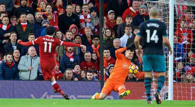 Liverpool vs Southampton: Salah 'san bằng' đường biên