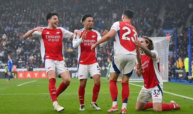 Liverpool vượt khó, nhưng Neville tin Arsenal vẫn có cơ hội