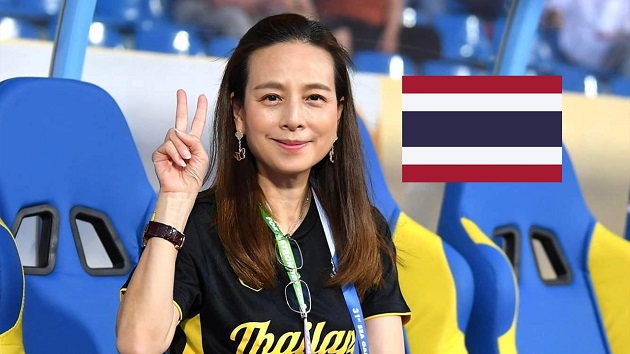 Madam Pang báo tin mừng cho đội tuyển Thái Lan