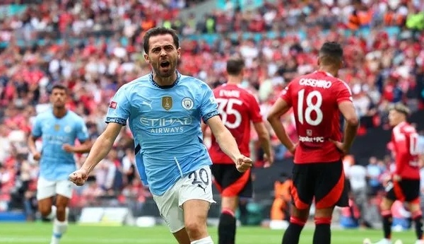 Man City cho MU 'ngửi khói' về giá trị thương hiệu