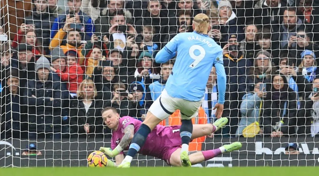 Man City và Haaland ôm hận vì chai nước 'chỉ điểm' của Pickford