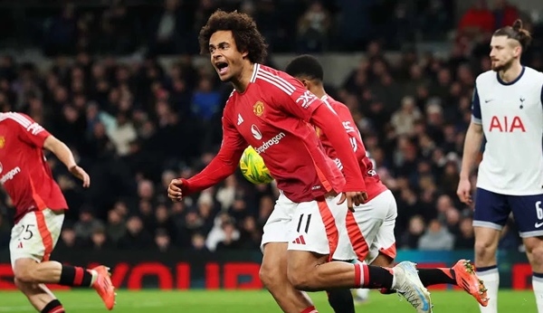 Màn trình diễn đối lập của Hojlund và Zirkzee trong trận thua Tottenham